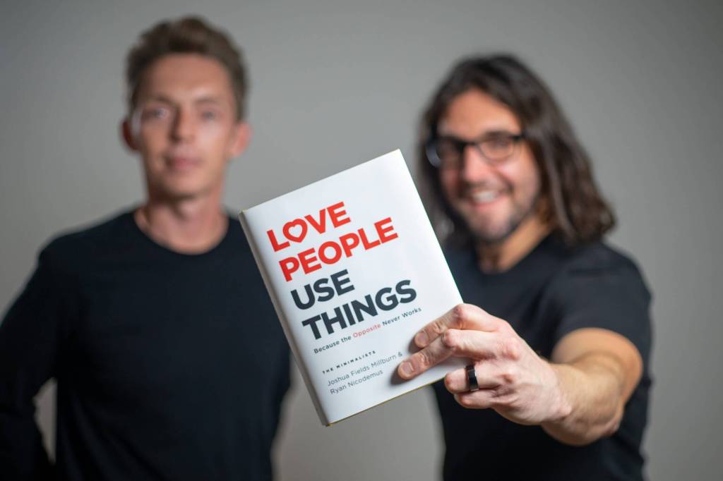 ce code décrit l'apparence du duo The Minimalists et leur livre "love people, use things"